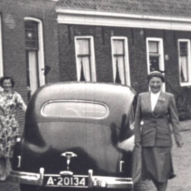 Kenteken: A 20134; Standard Vanguard, foto: still uit "Dorpsfilm Spijk" J.W.L. Adolfs, 1954, coll GrA (2209-0335)