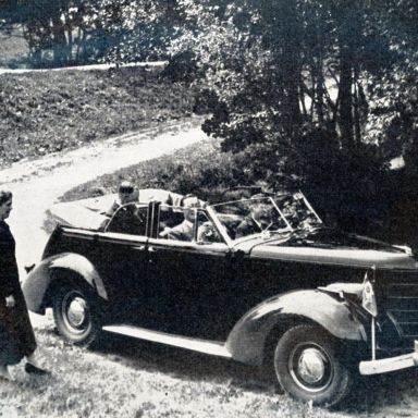 Kenteken: A 6076; Studebaker cabriolet met Jan Linthorst Homan achter het stuur, met naast hem Prins Bernhard tijdens zijn bezoek aan Groningen, 06-07-1938, foto: archief Conam