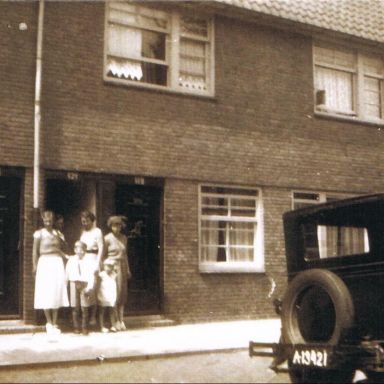 Kenteken: A 13421; De auto in (waarschijnlijk) Den Haag, foto: J. Oord
