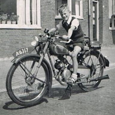 Kenteken: A 6317; Alef Jakobus van der Tuin op de Wanderer, Hoendiep, Groningen, 1953, foto: A. van der Tuin