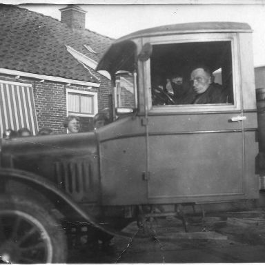 Kenteken: A 12514; Winsum, Plattil, hoek Onderdendamsterweg/Ranumerweg, Ford T met 40 liter melkbussen geladen, foto: A. Kruijer