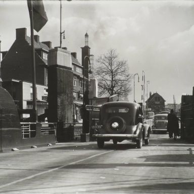 Kenteken: A 18939; Pont tussen Dordrecht en Zwijndrecht richting Blauwpoortsplein, foto: Regionaal Archief Dordrecht (552_308038)