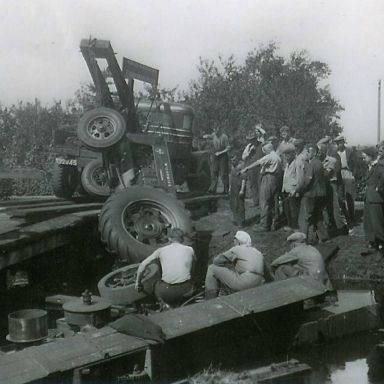 Kenteken: A 32945; Noorderdiep nabij de Kerklaan, Nieuw-Buinen, ca. 1950. foto: J. Pranger