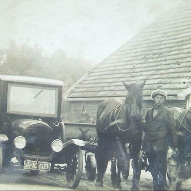 Kenteken: A 10110; Ford T met links G. Rakers, foto: <a href='https://nl-nl.facebook.com/photo/?fbid=631937745754293&set=ecnf.100068142186902' target='_blank'>Facebook Oud Vlagtwedde</a>