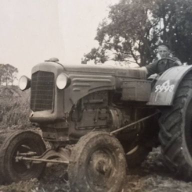 Kenteken: A 9998; B.F. Wierenga  op de Minneapolis Moline, 1951, foto: A. D. den Hartogh