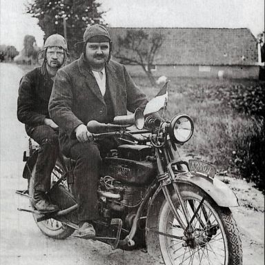 Kenteken: A 2064; E. Mulder en Eppo Veendorp op de Henderson, foto: Clubmededelingen nr. 445, april 2001, Veteraan Motoren Club