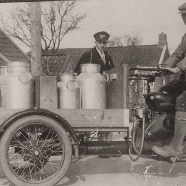 Kenteken: A 23206; Jan Hartman op de Kestein motorbakfiets, (818-10828)