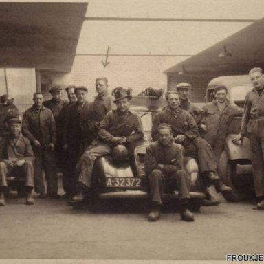 Kenteken: A 32372; Fiat, Groningen, Gedempte Kattendiep, garagebedrijf Hofstede & Meinart, 1944 foto: Froukje Ekelmans-Pater / <a href='https://www.facebook.com/DeOudeDoosGroningen/photos/' target='_blank'>facebookpagina DeOudeDoosGroningen</a>