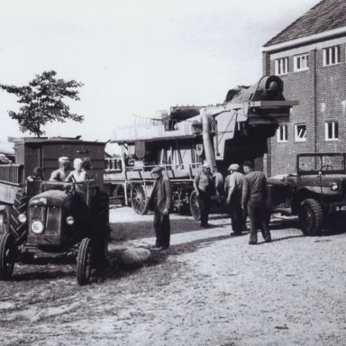 Kenteken: A 41566; Dorsmachine met toebehoren op transport ca. 1955, foto: Gemeente Delfzijl (NL_GDZI_GAD3369_1)