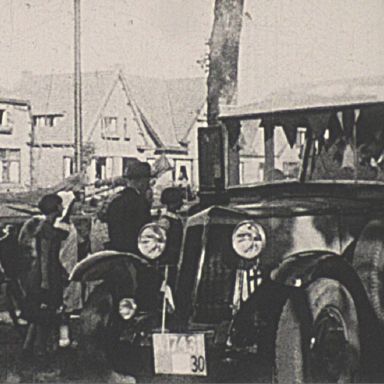 Kenteken: A 17431; Renault bus ca. 1932, foto: Still uit GAVA-film AV14856