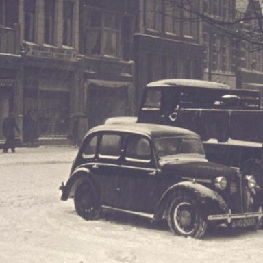 Kenteken: A 10200; Austin Twelve, Groningen, foto: still uit de film "Een sombere winterdag", C. R. Tiddens, 1947, coll. GrA (2209-AV14106)