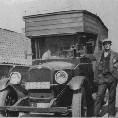 Kenteken: A 19465; Bode Houtman bij de Chevrolet, foto: collectie Veenkoloniaal Museum (Bo 103)