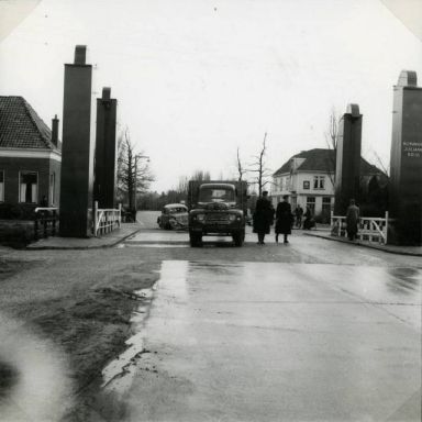 Kenteken: A 21423; Ford,  Julianabrug Veendam 29-03-1955, foto: collectie Veenkoloniaal Museum (vm 7.3 Po On 42)