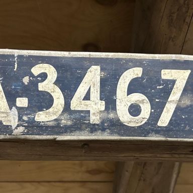 Kenteken: A 34678; Kentekenplaat, gered uit een oud ijzerbak, foto: A. Antema
