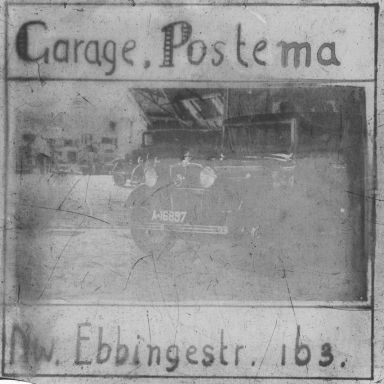 Kenteken: A 16897; Morris Ten op een lantaarnplaatje met reclame voor garage Postema, ca. 1934 (2482-838)