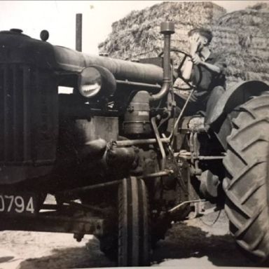 Kenteken: A 40794; De zoon van F.H. Wierenga op een Fordson, Emmaweg no. 7 (voorheen Middendijk F34), foto: A. D. den Hartogh