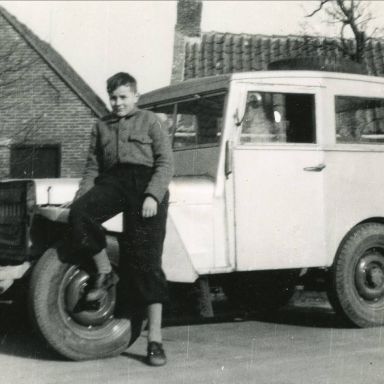 Kenteken: A 45751; Harm Bennema naast de Jeep, foto: E. J. Bennema