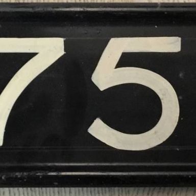 Kenteken: A 7554; Nummerbord in bezit van "Handig in de Buurt", gevonden tijdens schuurontruiming, foto: C. Eldering