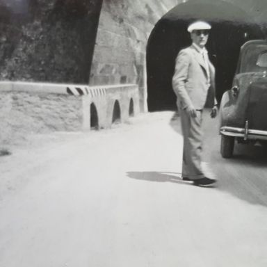 Kenteken: A 30542; Johannes Antonius Wiek bij de Chevrolet, vakantie Italië 1939, foto: J.P.W. Rump