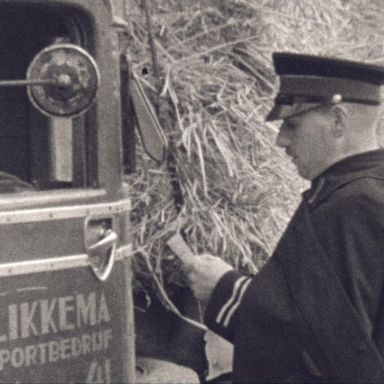 Kenteken: A 18257; Vrachtwagen, foto: still uit de film "Dorpsfilm Hoogkerk", P. Mulder, 1936-1938, coll. GrA (2209-AV0010)