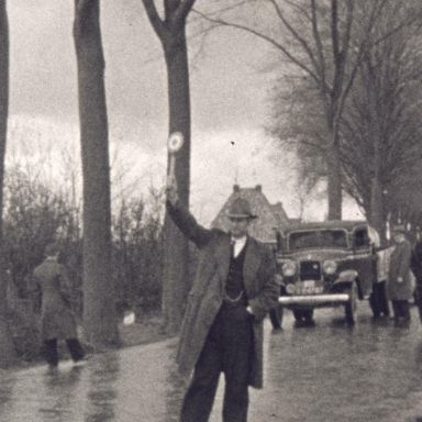 Kenteken: A 24787; Ford vrachtwagen, foto: still uit de film "Dorpsfilm Hoogkerk", P. Mulder, 1936-1938, coll. GrA (2209-AV0010)