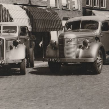 Kenteken: A 8738; Volvo's voor het bedrijfspand aan het Ged. Boterdiep, foto: collectie W. Eekhof