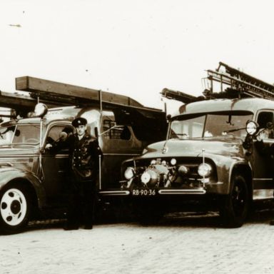 Kenteken: A 21194; Chevrolet met nieuw kenteken NJ-01-07 en chauffeur H. Bolhuis, foto: H. J. Dijkhuizen
