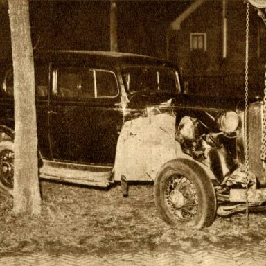 Kenteken: A 22814; Chevrolet, ongeval tussen Ubbena en Vries, foto: "Het Noorden in Woord en Beeld" 25-12-1936