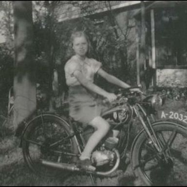 Kenteken: A 20327; Imkje van Holstijn op de DKW, foto: A.H. Kamphuis-Slaper