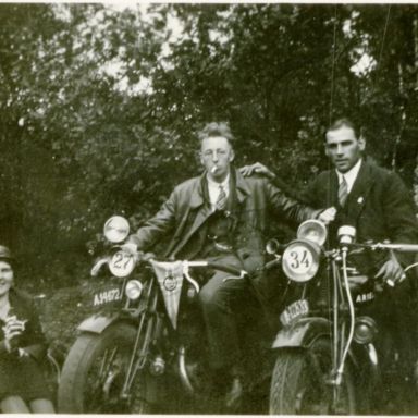 Kenteken: A 12883; Jan Dijkema en mogelijk Johann Willem Engelbarts op de Ariël, ca. 1930, foto: S. Abels
