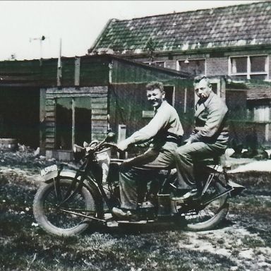 Kenteken: A 15098; Jacob ter Huizen en Jan Bouwman op de Indian, Schildwolde, mei 1933, foto: Archief Historische Vereniging Het Wold