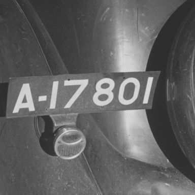 Kenteken: A 17801; foto: still uit de film "Zuidlaardermarkt", C.R. Tiddens, 1939, coll. GrA (2209-AV7603)