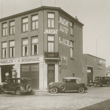 Kenteken: A 9426; Groningen, Tuinbouwstraat 101 ca. 1932, garage H. Bossinade, midden en rechts beide A-9426 (1785-31040)