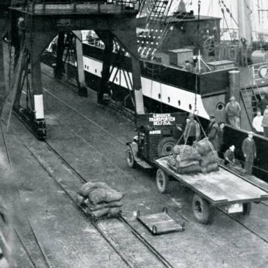 Kenteken: A 8426; Delfzijl, het lossen van zeeschepen ca. 1930, foto uit "Verslag van den toestand der Prov. Groningen 1930"