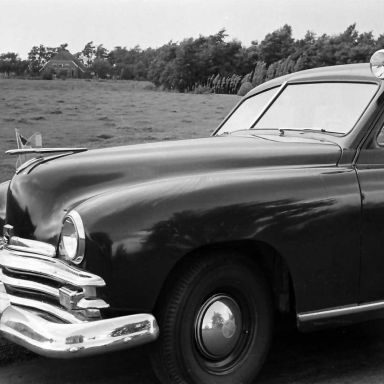 Kenteken: A 41436; Kaiser Frazer,  Ongeval op Graswijk tussen Hooghalen en Assen, 18-08-1950 foto: L. Huizinga