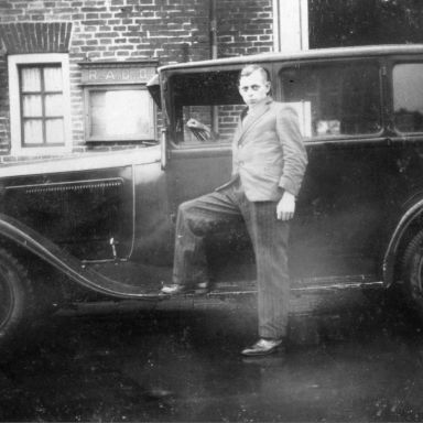 Kenteken: A 25232; Willem de Vreeze voor zijn auto in Bedum, foto: W. W. M. de Vreeze