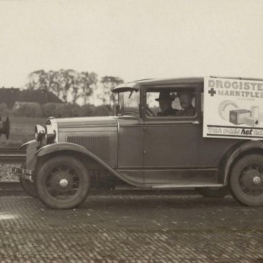 Kenteken: A 5858; Ford A, Station Loppersum, achter het stuur M.J. Riepma, naast hem Anneko van der Laan, 20-10-1932, foto: K v. d. Laan via de Historische vereniging Loppersum; Fotograaf: W.F. Pastoor 