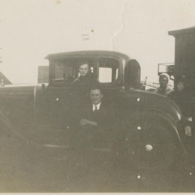 Kenteken: A 16178; Pieter Rozema en zijn vrouw Anne Haverkamp bij de Ford, ca. 1930, foto: familie Rozema