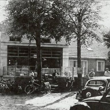 Kenteken: A 41051; Café Speelman Wedderveer ca. 1950, foto: uitsnede 1986-23595.jpg