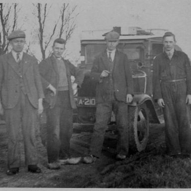 Kenteken: A 21046; Ford.   foto: Historische vereniging Bedum