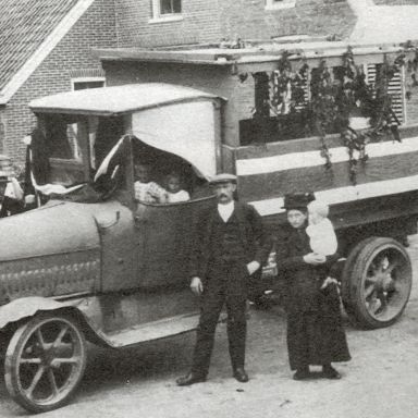 Kenteken: A 3544; Pieter Zaagman met vrouw en baby naast de Benz-Gaggenau, foto: J. Smits