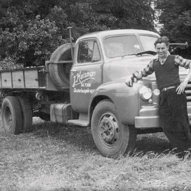 Kenteken: A 29442; Bedford, foto: collectie <a href='http://www.transportnostalgie.punt.nl/' target='_blank'>transportnostalgie.punt.nl</a>