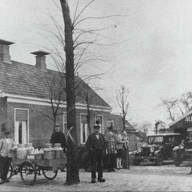 Kenteken: A 18224; Autoverhuurbedrijf Stikfort Stadskanaal ca. 1935 (1986-23333)