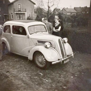 Kenteken: A 6315; Ford Anglia met Jan Klinkert achter het stuur, ernaast Gre KLinkert-Pruiksma en de familie Pruiksma naast de auto, Emmen, ca. 1953, foto: E. Dalmaijer-Klinkert