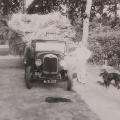 Kenteken: A 31352; Links naast de Ford A, E.T. Addens, foto: G. Ten Cate
