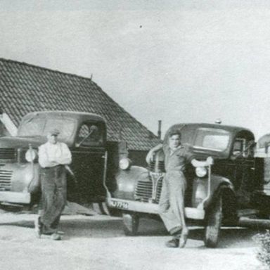 Kenteken: A 36968; Vader en zoon Bierling voor de Dodge trucks, foto: J. Smits