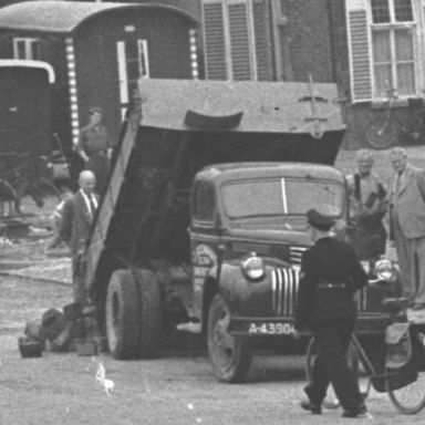 Kenteken: A 43904; Chevrolet vrachtwagen lost straatstenen, Groningen, Grote Markt, 1955, foto: uitsnede 2248-6294.jpg; Fotograaf: Fotobedrijf Piet Boonstra