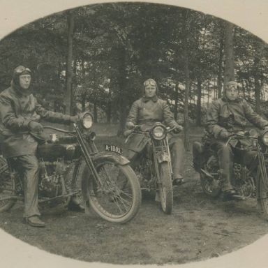 Kenteken: A 1805; Grebbeberg, juni 1928, links Menno Albert Buiskool Toxopeus, midden Albert Menno Toxopeus (A-4972), rechs zeer waarschijnlijk Derk Jensema (A-6196), foto: J. Buiskool Toxopeus