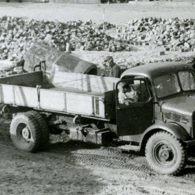 Kenteken: A 45450; Bedford,  Voorbereiding VAM ca. 1951 uitsnede foto: archief Dienst Openbare Werken (1485)