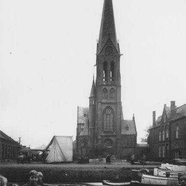 Kenteken: A 17001; Oude Pekela, rooms-katholieke kerk en pastorie met kermistent, ca. 1931 (1785-11172)